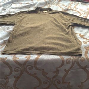 I AM SELLING MY GENTLY WORN CLOTHES.